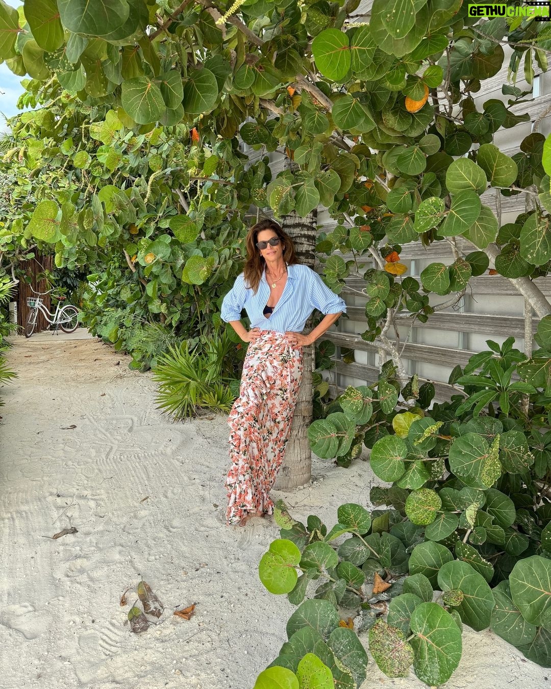 Cindy Crawford Instagram - A little tropical getaway. Thanks @roos and @jamisonernest for my chic beach look from @conigliopalmbeach 🌴
