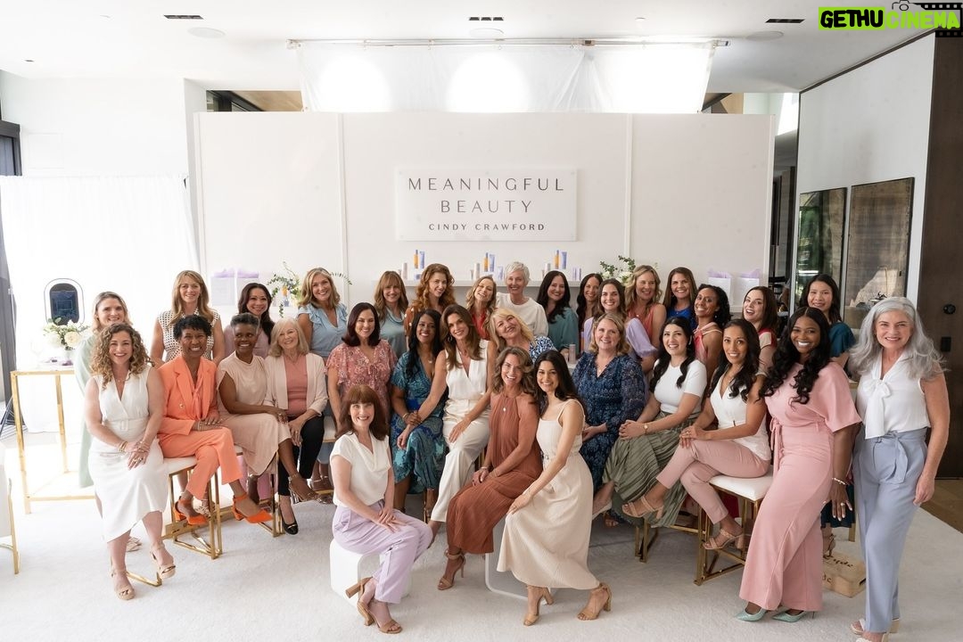 Cindy Crawford Instagram - Spent the day with these meaningful beauties—loved meeting you all and hearing about what @meaningfulbeauty means to you! 💜 @adinasbridal @officialamandarushing @hirtsogood @aggurganus2014 @andischoffman @andreaclark21 @acardiel1414 @apriltaylorspeaks @cecehernandez3 @thegoodmitch @ele_peony @Es_velarde @genasextongumbs @luxeblaine @julielandreth @Kathylovedpookoneer @kmcdplus3 @_kristina_77_ @m_nikhanj @normahollis @shannonvergun @stephwebb3 @tammynankivell @psychpanther @wendyselwyn @cakery_la