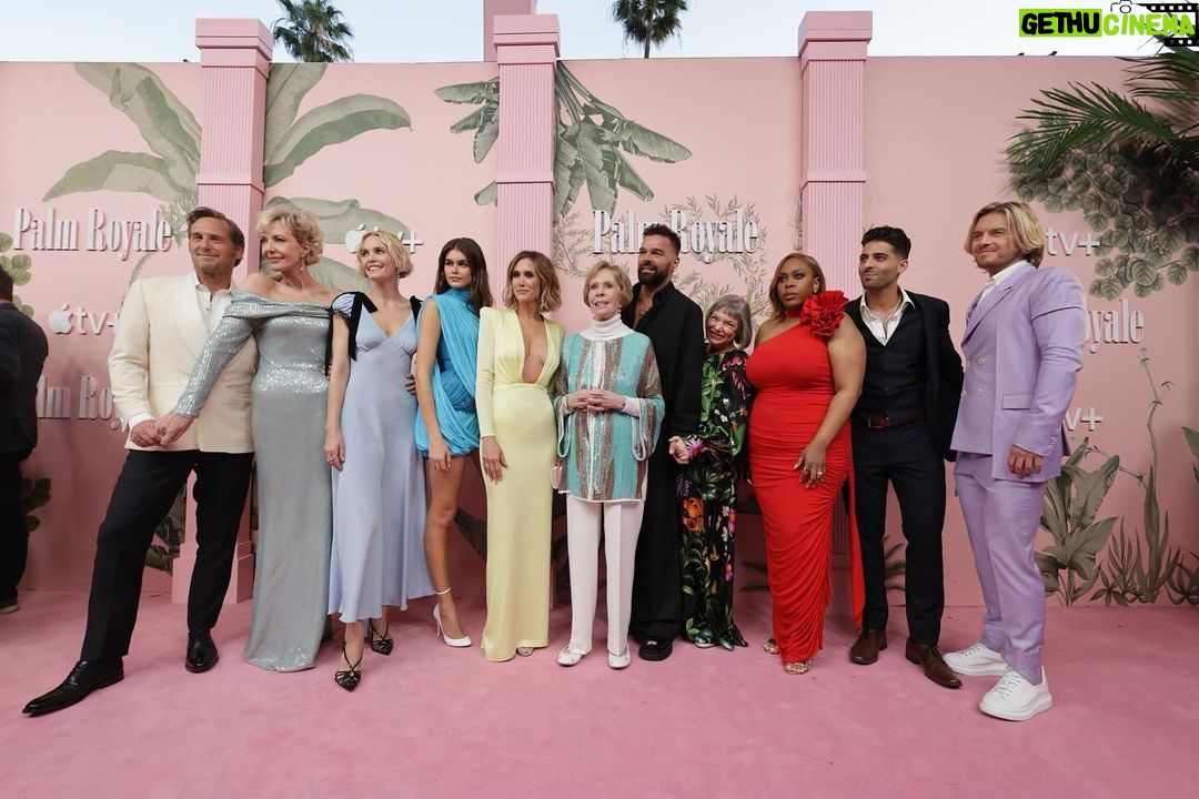 Cindy Crawford Instagram - What a crew 🩷 So proud of you @kaiagerber! Congrats to the whole Palm Royale team - loved watching the first episode last night.
