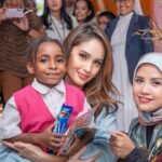 Cinta Laura Kiehl Instagram - Aku merasakan Indonesia yang sesungguhnya di PAPUA. (Opini kotroversial, but I have to say it). Dari penggunaan Bahasa Indonesia dengan sangat tertata dan sempurna hingga penghayatan (bukan hanya penghafalan) PANCASILA yang sungguh-sungguh. Hatiku jujur menangis melihat adik-adik yang mampu belajar dengan baik dan berbahagia, walaupun tidak memiliki kondisi hidup yang mudah. RESPECT bagi semua orang Papua yang sudah berjuang setengah mati sampai titik ini. Membuktikan kepada semua bahwa kalian mampu terus maju walaupun tidak selalu mendapatkan kasih sayang, fasilitas atau support yang kalian layak dapatkan. Di Papua aku melihat Bhinneka Tunggal Ika yang sesungguhnya, dimana orang dengan berbagai warna kulit, kepercayaan dan pandangan dunia bersatu dan menghormati satu sama lain. Dengan banyak pendatang dari luar Papua, mereka tetap sangat mengakomodasi dan menyambut dengan hangat semuanya. Tapi walaupun begitu, masih ada pihak2 yang merasa berhak mengeksploitasi dan memperlakukan mereka dengan buruk di tanahnya sendiri! I hope this changes one day. Aku harap suatu hari nanti, semua orang Indonesia bisa melihat bahwa Papua juga Indonesia. Aku harap orang Papua bisa menjadi pemimpin dan decision maker di tanah mereka, berkontribusi terhadap kekayaan bangsa dengan cara, adat dan budaya mereka sendiri. Sebagai orang Indonesia yang tidak berasal dari Papua, kita harus bisa menghargai, mempelajari dan memaknai budaya mereka. Karena aku yakin, kita juga ingin orang lain memperlakukan kita (identitas adat, budaya, kepercayaan, dan ras kita) dengan respect yang sama. I love Indonesia, every part of it and I hope one day, each and every one of us, can feel the same way. Wamena Papua