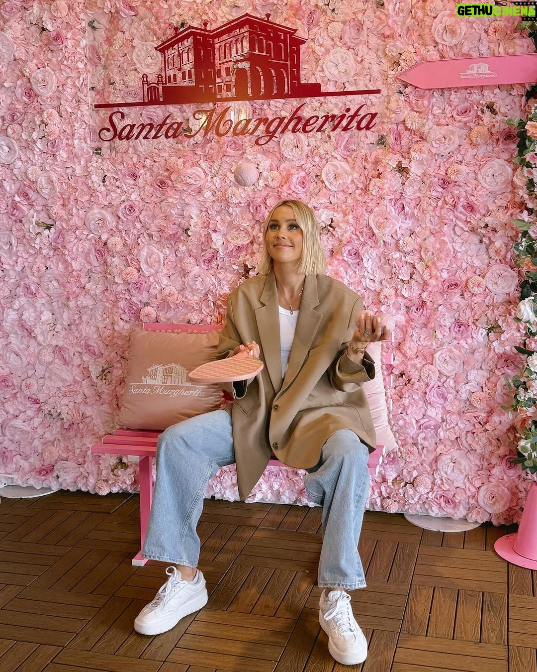 Claire Holt Instagram - go sports! miami open feat. the frosé of my dreams @santamargheritaus #santamargheritarose #ad