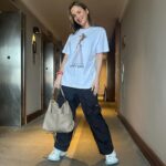 Claudia Leitte Instagram - Uma menina NEUROMODULADA, com sua camisa do show #INTEMPORAL- eu detesto usar foto minha no meu próprio ser… nem porta-retrato, nem disco de ouro ou troféu eu boto dentro de casa, mesmo sendo apaixonada por mim mesma 🤣- mas, essa tá linda e faz propaganda do show ACÚSTICO que vou gravar no dia 09/04, no Vibra, São Paulo, então, tá valendo! 🥹🥹🥹🥹🥹🥹🥹