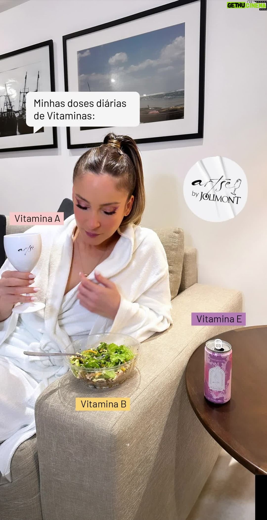 Claudia Leitte Instagram - Minhas doses diárias de Vitaminas: Vitamina A de Artse 🍷 Vitamina E de Espumante 🥂 Vitamina B de Bowl de Salada 🥗 E você? 😉 Conta aqui quais são as suas Vitaminas do dia-a-dia 👇 🥂Aprecie com moderação 🔞Proibido para menores de 18 anos