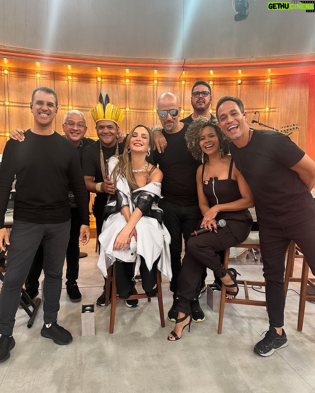 Claudia Leitte Instagram - Deixei o hotel por volta de 7h da manhã, minha produtora disse: “faça uma pose pq a luz tá boa!” Ah! Pessoal, vamos combinar que PIOR QUE MÁ VONTADE, É VONTADE NENHUMA! 🤣 Mas, quando cheguei no pgm, o jogo virou! “A vida é a arte do encontro…”, né? É tudo sobre GENTE! Sobre ser gente e ter gente! Valeu, Paty e time ENCONTRO!