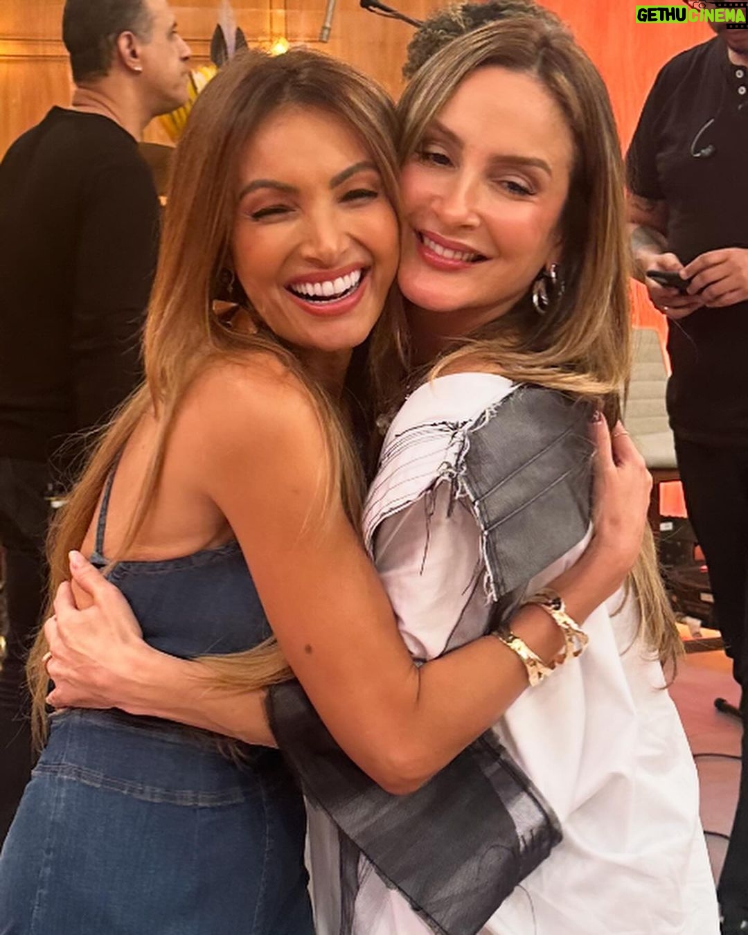Claudia Leitte Instagram - Deixei o hotel por volta de 7h da manhã, minha produtora disse: “faça uma pose pq a luz tá boa!” Ah! Pessoal, vamos combinar que PIOR QUE MÁ VONTADE, É VONTADE NENHUMA! 🤣 Mas, quando cheguei no pgm, o jogo virou! “A vida é a arte do encontro…”, né? É tudo sobre GENTE! Sobre ser gente e ter gente! Valeu, Paty e time ENCONTRO!