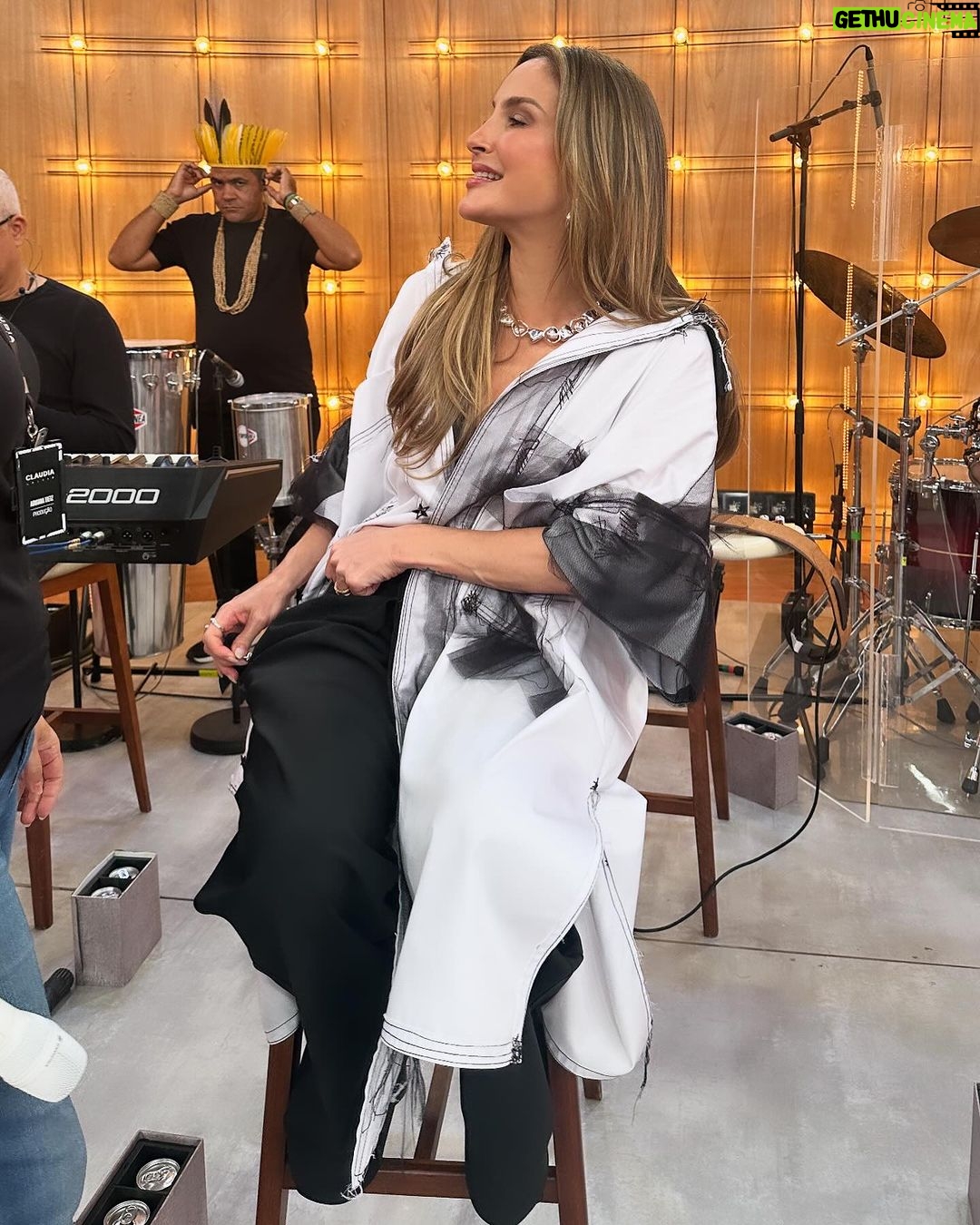 Claudia Leitte Instagram - Deixei o hotel por volta de 7h da manhã, minha produtora disse: “faça uma pose pq a luz tá boa!” Ah! Pessoal, vamos combinar que PIOR QUE MÁ VONTADE, É VONTADE NENHUMA! 🤣 Mas, quando cheguei no pgm, o jogo virou! “A vida é a arte do encontro…”, né? É tudo sobre GENTE! Sobre ser gente e ter gente! Valeu, Paty e time ENCONTRO!