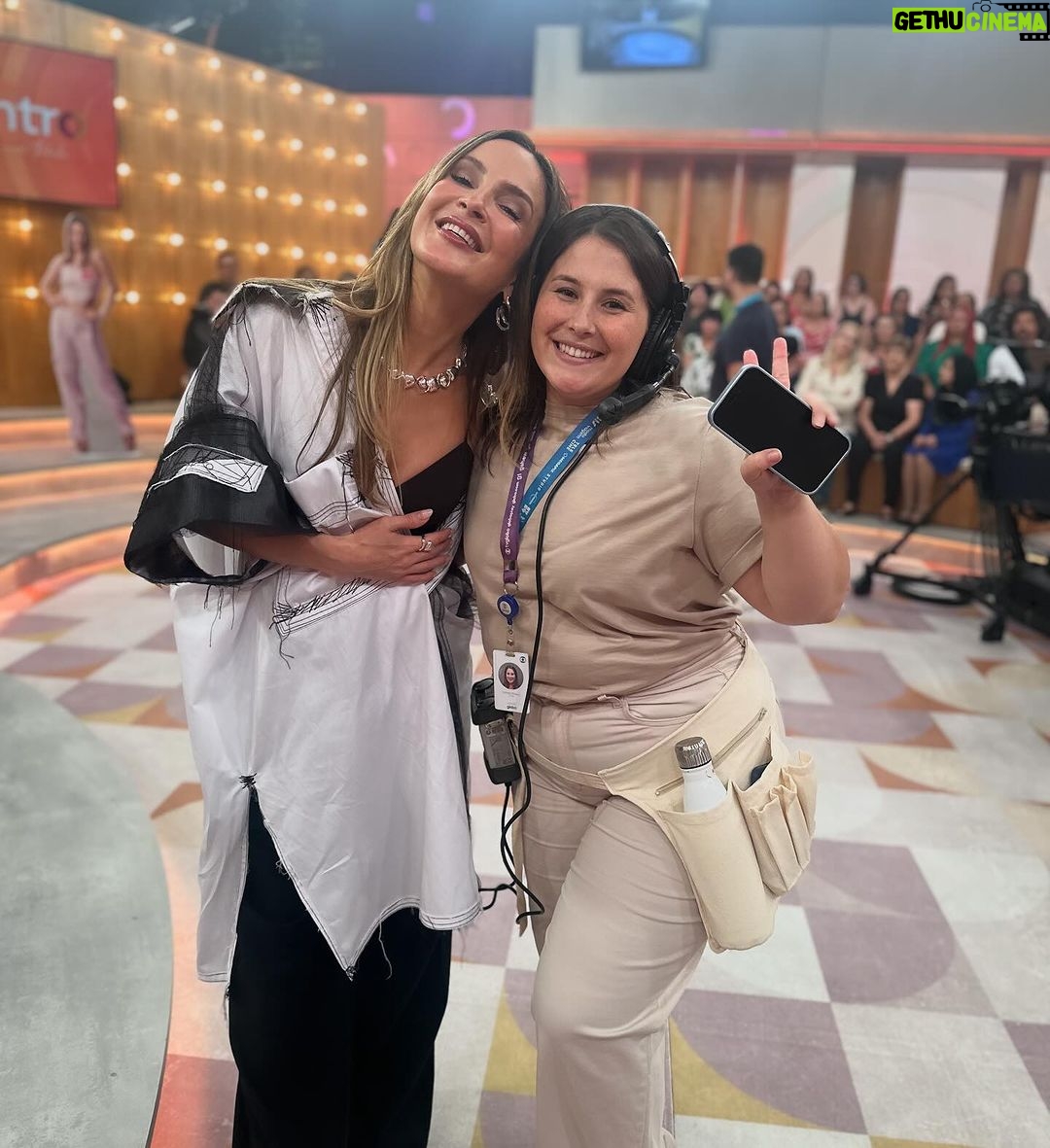 Claudia Leitte Instagram - Deixei o hotel por volta de 7h da manhã, minha produtora disse: “faça uma pose pq a luz tá boa!” Ah! Pessoal, vamos combinar que PIOR QUE MÁ VONTADE, É VONTADE NENHUMA! 🤣 Mas, quando cheguei no pgm, o jogo virou! “A vida é a arte do encontro…”, né? É tudo sobre GENTE! Sobre ser gente e ter gente! Valeu, Paty e time ENCONTRO!
