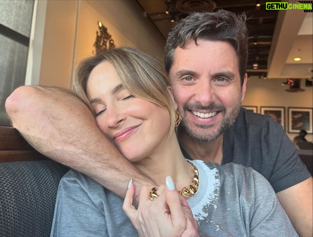 Claudia Leitte Instagram - Quando sua filha, de 4 aninhos, faz uma selfie PERFEITA e tira uma foto sua com seu amor… …não tem filtro que supere a beleza desse registro… 🥹🥹🥹🥹🥹🥹🥹🥹🥹🥹🥹🥹