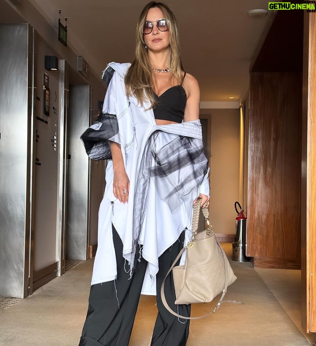 Claudia Leitte Instagram - Deixei o hotel por volta de 7h da manhã, minha produtora disse: “faça uma pose pq a luz tá boa!” Ah! Pessoal, vamos combinar que PIOR QUE MÁ VONTADE, É VONTADE NENHUMA! 🤣 Mas, quando cheguei no pgm, o jogo virou! “A vida é a arte do encontro…”, né? É tudo sobre GENTE! Sobre ser gente e ter gente! Valeu, Paty e time ENCONTRO!