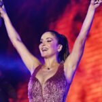 Claudia Leitte Instagram - Pra sentir o que rola no show da gente, tem ligar o modo #RealVerso, mas, quando a fotógrafa tá em casa- Nara é Cearense- a parada chega mais perto, né? Volto mais tarde com registros do show da gente em Horizonte, estado do Ceará! Coisa mais linda! Ps. Correndo agora pra postar mais nos stories ;)