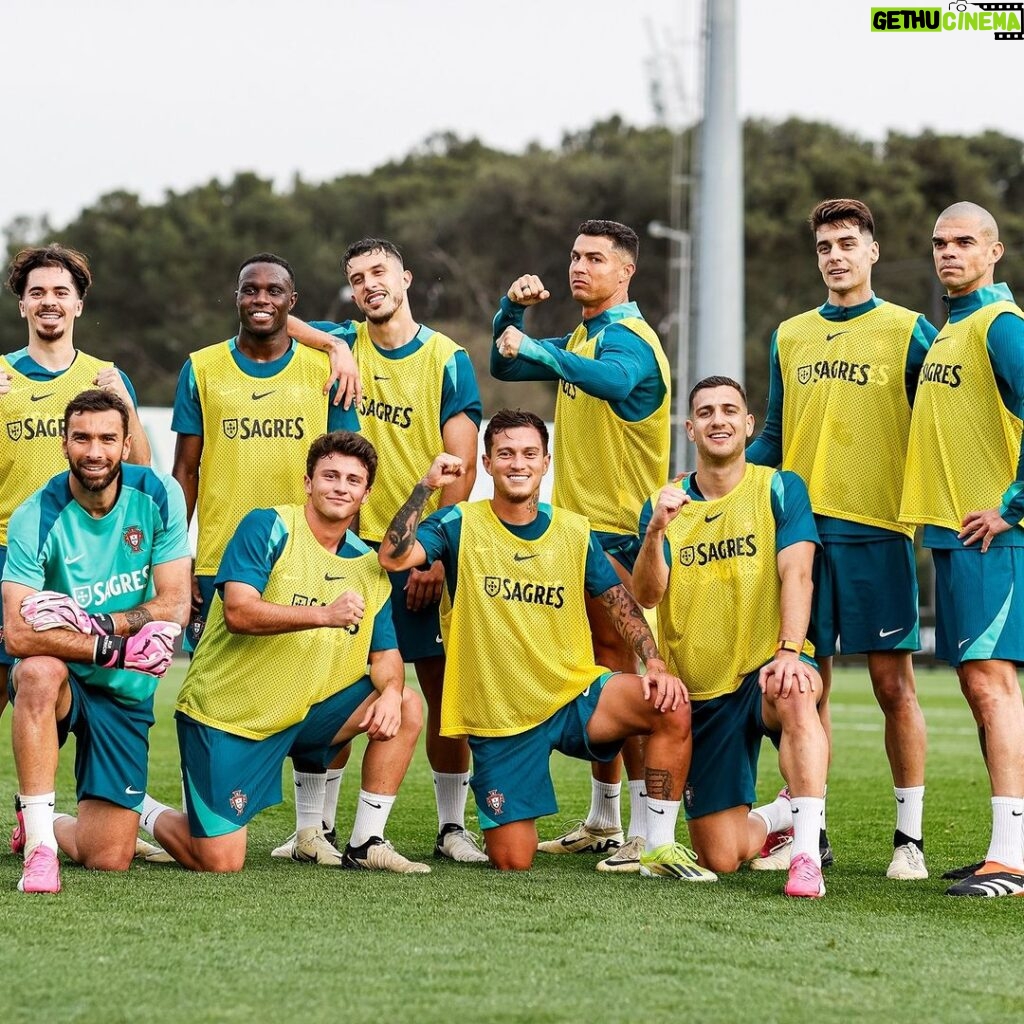 Cristiano Ronaldo Instagram - A família 🇵🇹 #PartilhaAPaixão