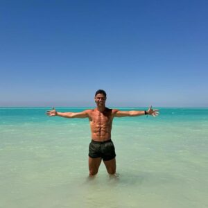 Cristiano Ronaldo Instagram - Recharging in Saudi Arabia with the family! ❤️

@visitsaudi @visitredsea