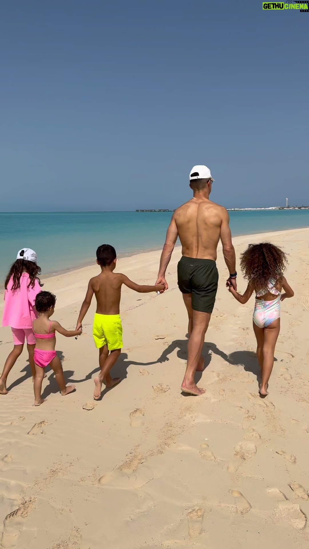 Cristiano Ronaldo Instagram - Close to heaven 💙 @visitredsea @thestregisredsea Saudi Arabia