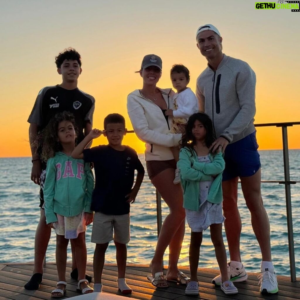 Cristiano Ronaldo Instagram - Recharging in Saudi Arabia with the family! ❤️ @visitsaudi @visitredsea