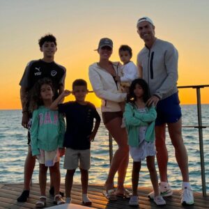 Cristiano Ronaldo Instagram - Recharging in Saudi Arabia with the family! ❤️

@visitsaudi @visitredsea