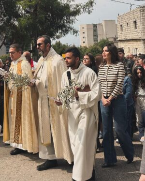 Cyrine Abdel Nour Instagram - أحد "الشعانين" هو يوم ذكرى دخول سيدنا يسوع المسيح الى أورشليم القدس واستقبله الشعب فارشًـا ثيابه وأغصان الاشجار أحسن إستقبال.
وهو اليوم الأول في أسبوع الآلام الذي يسبق عيد الفصح، حيث تقام الاحتفالات الدينية الطقسية 
شعنينة مباركة 🕊️
#احد_الشعانين 
#سيرين_عبدالنور 
#سيرين_عبد_النور 
#cyrineabdelnour #happysunday #happypalmsunday #family #love