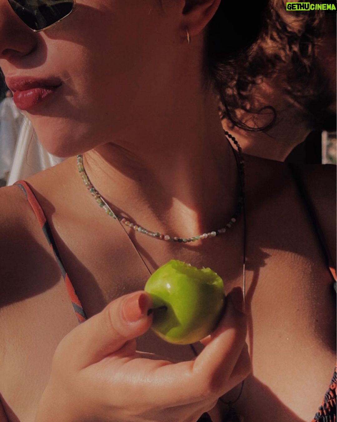 Damlasu İkizoğlu Instagram - Sun. Sunglasses. Fruit. 🍇