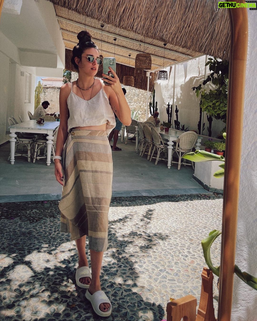 Damlasu İkizoğlu Instagram - Sun. Sunglasses. Fruit. 🍇