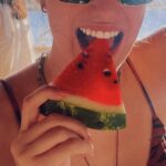 Damlasu İkizoğlu Instagram - Sun. Sunglasses. Fruit. 🍇