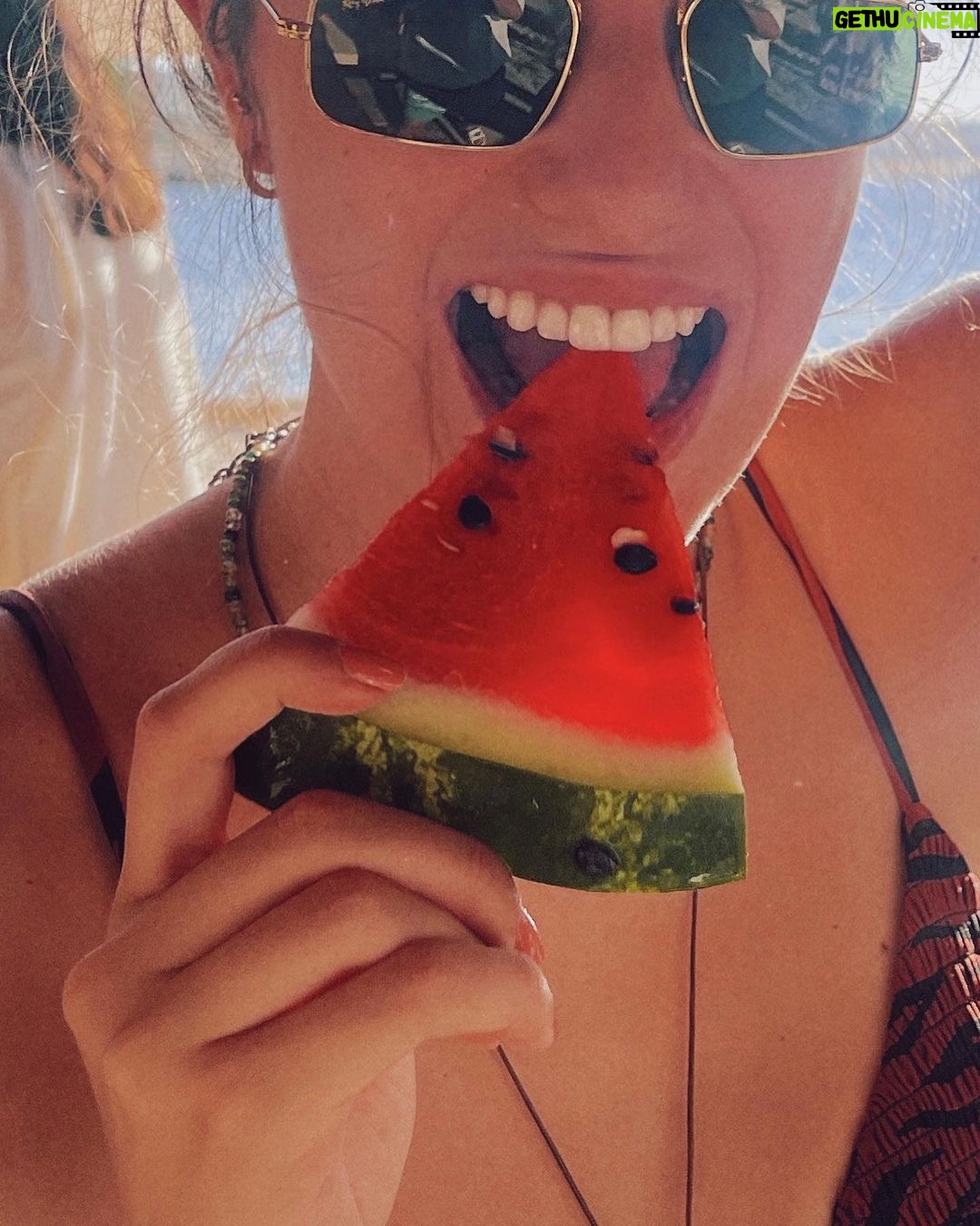 Damlasu İkizoğlu Instagram - Sun. Sunglasses. Fruit. 🍇
