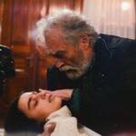 Damlasu İkizoğlu Instagram - Benim için okul gibi bir yolculuk oldu #Baba Çok şey öğrendim herkesten, hayata, oyunculuğa ve hissedip düşünmeye dair. Bunun yanı sıra baya bir eğlenceli, bol esprili, şarkılı türkülü bir okul oldu bu :) İyi ki oldu 🖤 Sizlere de bu süreçte bize eşlik ettiğiniz için çok teşekkür ederim 🤍 Yeni deneyimlerde görüşmek üzere ✌🏻