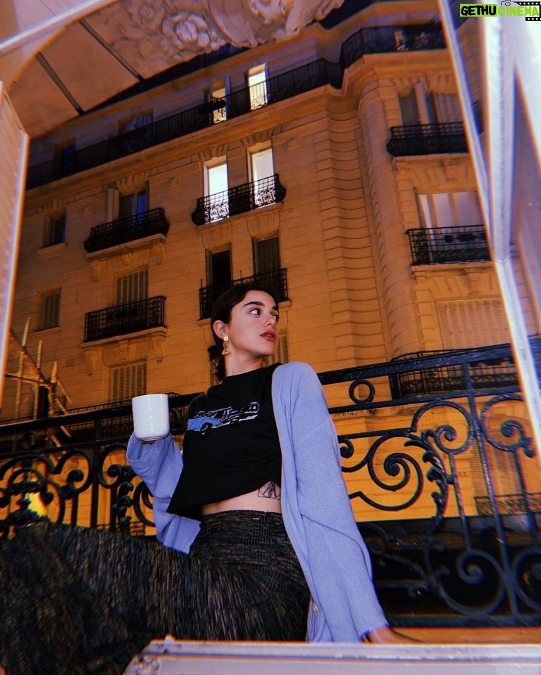 Damlasu İkizoğlu Instagram - Paris💙 ve hiç çıkaramadığım o hırka.