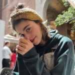 Damlasu İkizoğlu Instagram - Yaz esintisinde üşüyen biri 😬