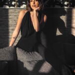 Damlasu İkizoğlu Instagram - 2022'nin ilk fotoğrafı bu güzel ekipten 🤍 Fotoğraf: @cemtalu Makyaj: @nihaldincc Saç: @engktas Styling: @dorukkakiz Mekan: @radisonbluvadistanbul @rendaguner @sedaydinn Radisson Collection Hotel, Vadistanbul