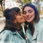Damlasu İkizoğlu Instagram - Benim için okul gibi bir yolculuk oldu #Baba Çok şey öğrendim herkesten, hayata, oyunculuğa ve hissedip düşünmeye dair. Bunun yanı sıra baya bir eğlenceli, bol esprili, şarkılı türkülü bir okul oldu bu :) İyi ki oldu 🖤 Sizlere de bu süreçte bize eşlik ettiğiniz için çok teşekkür ederim 🤍 Yeni deneyimlerde görüşmek üzere ✌🏻