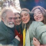 Damlasu İkizoğlu Instagram - Benim için okul gibi bir yolculuk oldu #Baba Çok şey öğrendim herkesten, hayata, oyunculuğa ve hissedip düşünmeye dair. Bunun yanı sıra baya bir eğlenceli, bol esprili, şarkılı türkülü bir okul oldu bu :) İyi ki oldu 🖤 Sizlere de bu süreçte bize eşlik ettiğiniz için çok teşekkür ederim 🤍 Yeni deneyimlerde görüşmek üzere ✌🏻