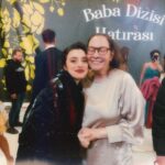 Damlasu İkizoğlu Instagram - Benim için okul gibi bir yolculuk oldu #Baba Çok şey öğrendim herkesten, hayata, oyunculuğa ve hissedip düşünmeye dair. Bunun yanı sıra baya bir eğlenceli, bol esprili, şarkılı türkülü bir okul oldu bu :) İyi ki oldu 🖤 Sizlere de bu süreçte bize eşlik ettiğiniz için çok teşekkür ederim 🤍 Yeni deneyimlerde görüşmek üzere ✌🏻