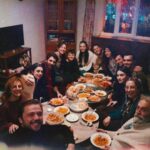 Damlasu İkizoğlu Instagram - Benim için okul gibi bir yolculuk oldu #Baba Çok şey öğrendim herkesten, hayata, oyunculuğa ve hissedip düşünmeye dair. Bunun yanı sıra baya bir eğlenceli, bol esprili, şarkılı türkülü bir okul oldu bu :) İyi ki oldu 🖤 Sizlere de bu süreçte bize eşlik ettiğiniz için çok teşekkür ederim 🤍 Yeni deneyimlerde görüşmek üzere ✌🏻