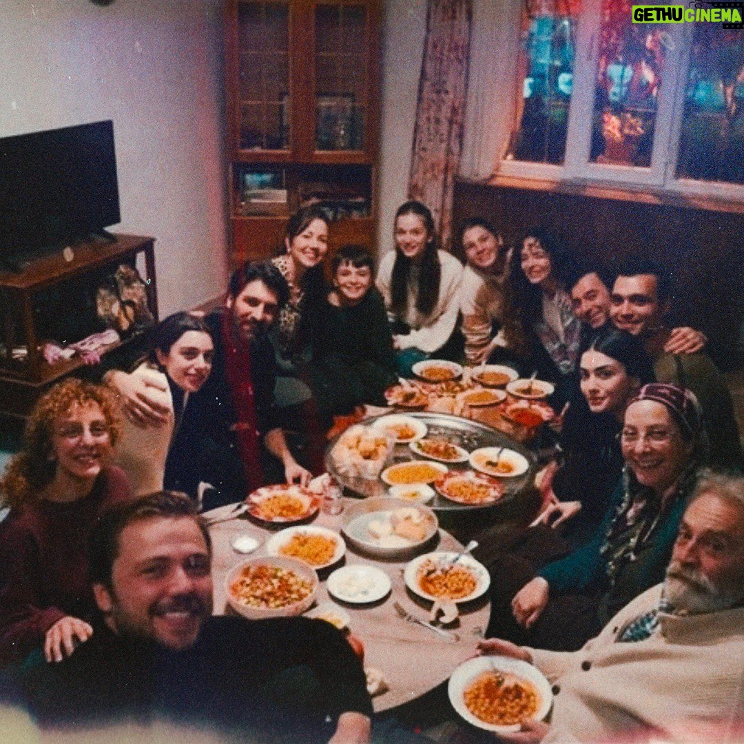 Damlasu İkizoğlu Instagram - Benim için okul gibi bir yolculuk oldu #Baba Çok şey öğrendim herkesten, hayata, oyunculuğa ve hissedip düşünmeye dair. Bunun yanı sıra baya bir eğlenceli, bol esprili, şarkılı türkülü bir okul oldu bu :) İyi ki oldu 🖤 Sizlere de bu süreçte bize eşlik ettiğiniz için çok teşekkür ederim 🤍 Yeni deneyimlerde görüşmek üzere ✌🏻