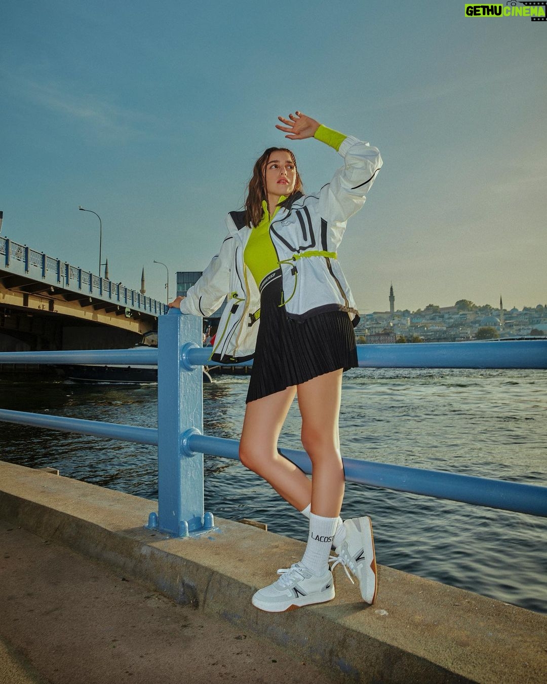 Damlasu İkizoğlu Instagram - Hareket etmeye ilham veren bir koleksiyon❤️🔥 @lacoste #fashionsport #iconsonthemove #teamlacoste #işbirliği