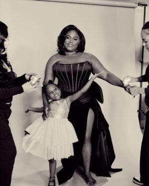 Danielle Brooks Instagram - WWD got ready with @thedaniellebrooks for the #Oscars and the photos of the first-time Oscar nominee and her daughter Freeya are so sweet 🥰

See more at the link in bio. 

📸: @alexgharper