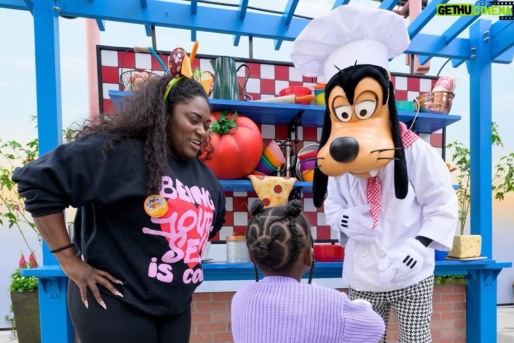 Danielle Brooks Instagram - We ended this Oscars season the best way we could as a family, that’s at @disneyland @disneyparks It was all our first times and we had the best time. Thank you to our wonderful tour guide Erin as well. We can’t wait to come back every year. 🎡