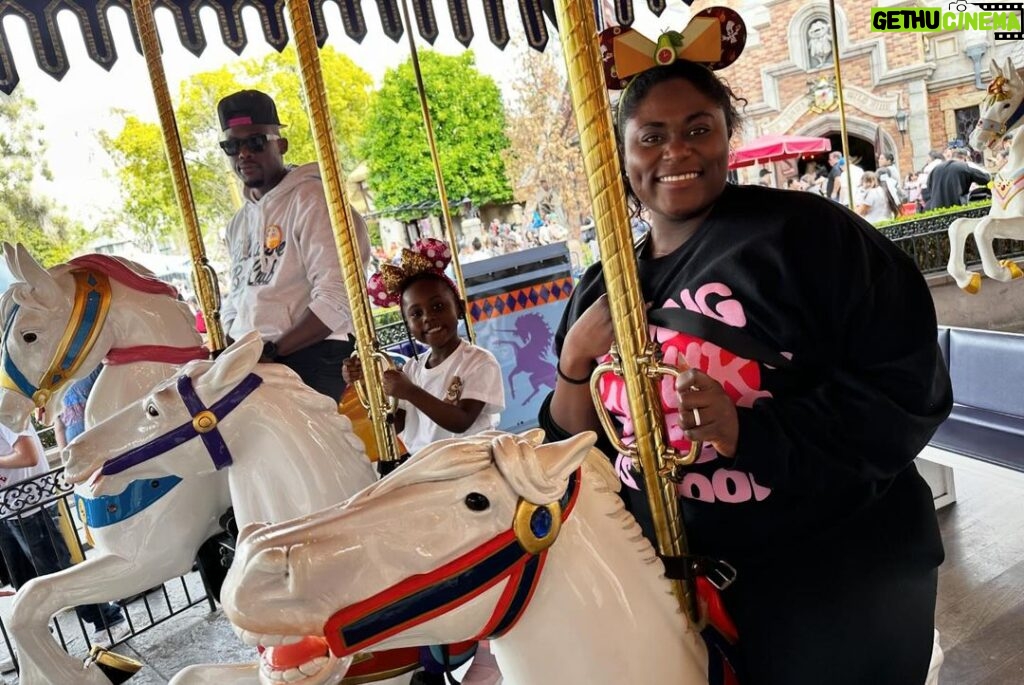 Danielle Brooks Instagram - We ended this Oscars season the best way we could as a family, that’s at @disneyland @disneyparks It was all our first times and we had the best time. Thank you to our wonderful tour guide Erin as well. We can’t wait to come back every year. 🎡
