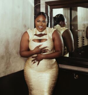 Danielle Brooks Instagram - Life is so much more enjoyable when you have people to share it with. ✨#unforgettablemoments @essence 

Catch the 17th Annual Essence Black Women in Hollywood TONIGHT March 15th 9pmET/PT on OWN streaming on MAX

📸 : @bokocecile