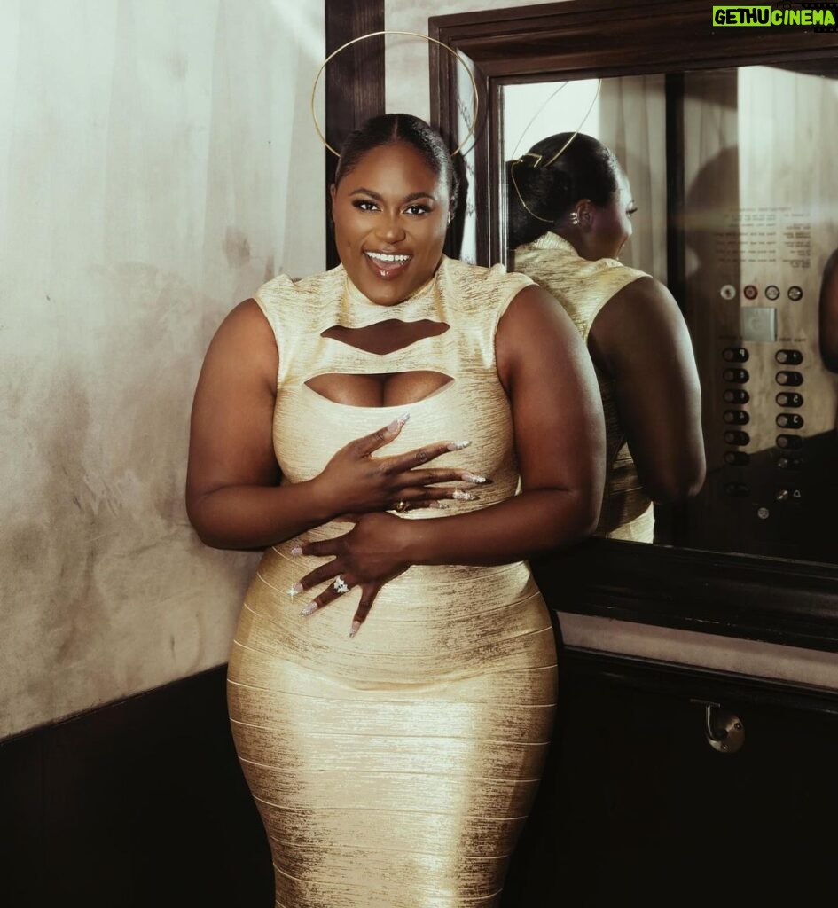 Danielle Brooks Instagram - Life is so much more enjoyable when you have people to share it with. ✨#unforgettablemoments @essence Catch the 17th Annual Essence Black Women in Hollywood TONIGHT March 15th 9pmET/PT on OWN streaming on MAX 📸 : @bokocecile