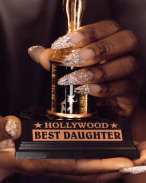 Danielle Brooks Instagram - WWD got ready with @thedaniellebrooks for the #Oscars and the photos of the first-time Oscar nominee and her daughter Freeya are so sweet 🥰

See more at the link in bio. 

📸: @alexgharper