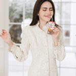 Davika Hoorne Instagram - อร่อย เข้มข้นเต็มรสช็อกโกแลต ใหม่ไปถ่ายงานที่ไหนก็ต้องดื่ม รสช็อกโกแลตแบบกล่องมีขายที่เซเว่นแล้วันนี้ ใครลองแล้วบ้างชอบมั้ยคะ? นมทางเลือกสำหรับคนแพ้นมวัว​ ไม่มีน้ำตาลแลคโตส ดื่มง่าย ได้ประโยชน์ด้วยวิตามินอี 100%, ไฟเบอร์สูง, 0% โคเลสเตอรอล #กูลิโกะอัลมอนด์โคกะ #นมอัลมอนด์ #ทางเลือกสุขภาพ #อร่อยบอกต่อ