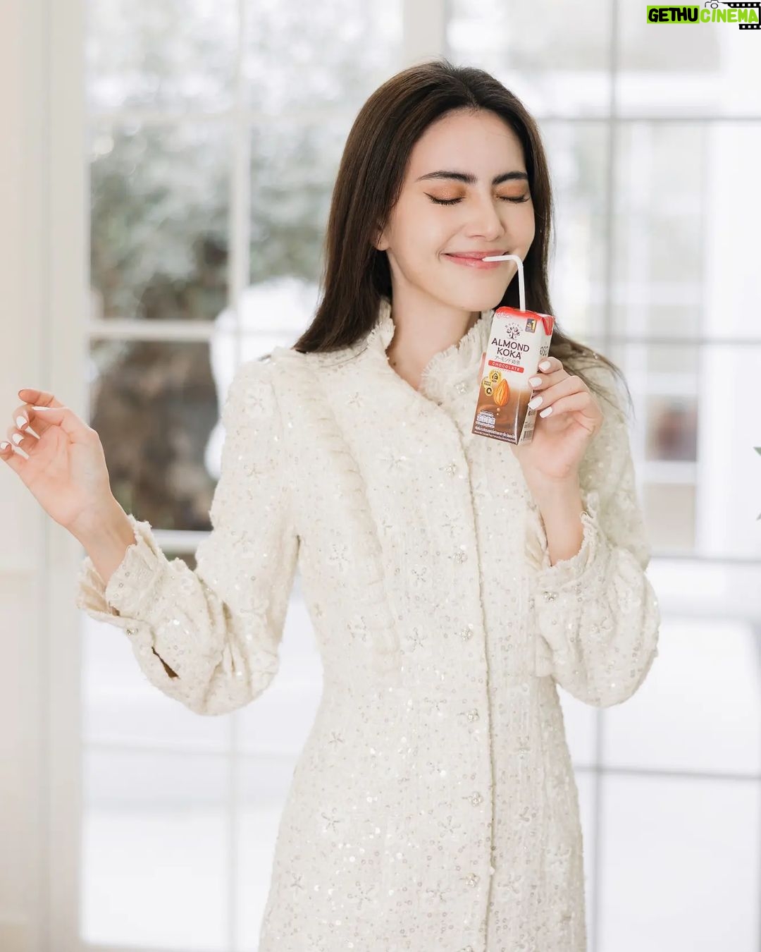 Davika Hoorne Instagram - อร่อย เข้มข้นเต็มรสช็อกโกแลต ใหม่ไปถ่ายงานที่ไหนก็ต้องดื่ม รสช็อกโกแลตแบบกล่องมีขายที่เซเว่นแล้วันนี้ ใครลองแล้วบ้างชอบมั้ยคะ? นมทางเลือกสำหรับคนแพ้นมวัว ไม่มีน้ำตาลแลคโตส ดื่มง่าย ได้ประโยชน์ด้วยวิตามินอี 100%, ไฟเบอร์สูง, 0% โคเลสเตอรอล #กูลิโกะอัลมอนด์โคกะ #นมอัลมอนด์ #ทางเลือกสุขภาพ #อร่อยบอกต่อ