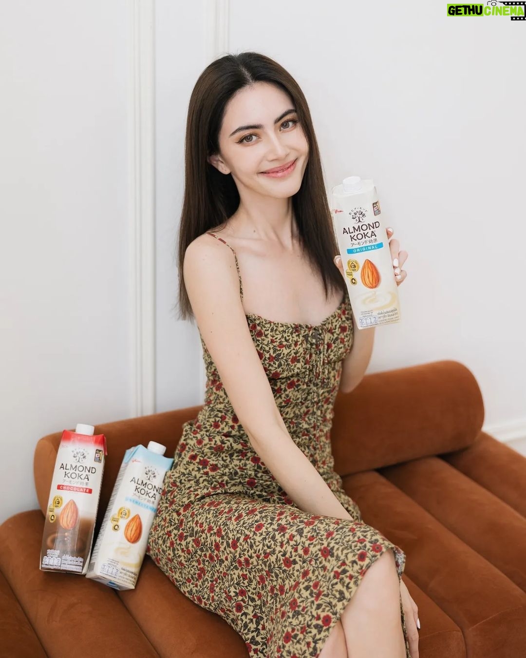 Davika Hoorne Instagram - กูลิโกะ นมอัลมอนด์ โคกะ ที่ 1 ในใจของดาวิ อร่อย ดื่มง่าย ได้ประโยชน์ทุกเช้า ด้วยวิตามินอี 100%, ไฟเบอร์สูง, 0% โคเลสเตอรอล นมทางเลือกสำหรับคนแพ้นมวัว ไม่มีน้ำตาลแลคโตส ลองเลยค่ะ! #กูลิโกะอัลมอนด์โคกะ #นมอัลมอนด์ #ทางเลือกสุขภาพ #อร่อยบอกต่อ