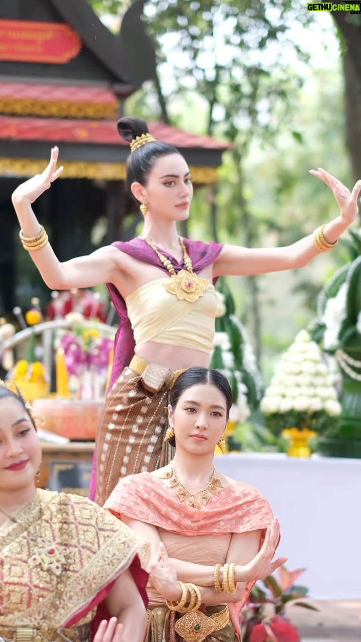 Davika Hoorne Instagram - สักการะไหว้แม่หยัวท้าวศรีสุดาจันทร์ #แม่หยัว 🙏🏻