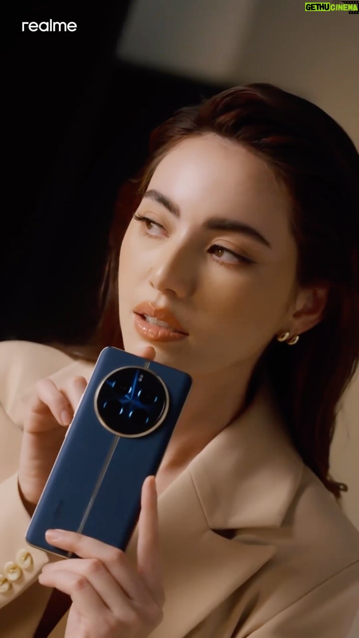 Davika Hoorne Instagram - เบื้องหลังการเป็น Portrait Master ของใหม่ realme 12 Pro+ 5G I 12+ 5G ที่ทำให้ใหม่ ถ่ายภาพบุคคลได้สวย คมชัด ระดับภาพยนตร์ ขอฝากด้วยนะคะ realme 12 Pro+ 5G 📸 กล้อง Periscope Portrait ⌚ ดีไซน์ Luxury Watch 📱 หน้าจอโค้ง 120Hz 🔲 ชิปเซ็ต Snapdragon 7s Gen 2 📲(8+256GB) ราคาเพียง 13,999.- และ (12+512GB) ราคาเพียง 16,999.- realme 12+ 5G มาพร้อม 📸 กล้อง Portrait OIS Sony LYT-600 ⌚ ดีไซน์ Luxury Watch 📱 หน้าจอ 120Hz 🔲 ชิปเซ็ต MediaTek Dimensity 7050 5G 📲 ราคาเพียง 9,999.- (8+256GB) 🗓 เป็นเจ้าของได้แล้ววันนี้! ทุกช่องทางทั่วประเทศ* 🎁 รับฟรี!* Premium Gift Box มูลค่า 1,290.- . #realme12ProPlus5G #realme12Plus5G #realme12Series5G #BeAPortraitMaster #CaptureClearerPortraitMaster #realme #realmeTH *เงื่อนไขเป็นไปตามที่บริษัทฯ กำหนด
