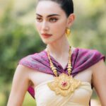 Davika Hoorne Instagram – วันนี้ได้มาไหว้ท้าวศรีสุดาจันทร์ถึงสถานที่จริงรู้สึกถึงพลังของแม่ค่ะขอให้โปรเจ็คนี้ปลอดภัยผ่านไปด้วยดีทุกคนทำงานราบรื่น 🙏🏻❤️ ขอบคุณทุกคนที่ไปด้วยกันขอบคุณพี่ดาว ขอบคุณทุกฝ่ายขอบคุณทีมน้องนางรำขอบคุณพี่ใหญ่และผู้ใหญ่อีกหลายท่านที่ไปร่วมไหว้พร้อมกันนะคะ❤️🙏🏻 ขอบคุณชุดสวยสวยๆจากครูไก่ค่ะ