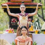 Davika Hoorne Instagram – วันนี้ได้มาไหว้ท้าวศรีสุดาจันทร์ถึงสถานที่จริงรู้สึกถึงพลังของแม่ค่ะขอให้โปรเจ็คนี้ปลอดภัยผ่านไปด้วยดีทุกคนทำงานราบรื่น 🙏🏻❤️ ขอบคุณทุกคนที่ไปด้วยกันขอบคุณพี่ดาว ขอบคุณทุกฝ่ายขอบคุณทีมน้องนางรำขอบคุณพี่ใหญ่และผู้ใหญ่อีกหลายท่านที่ไปร่วมไหว้พร้อมกันนะคะ❤️🙏🏻 ขอบคุณชุดสวยสวยๆจากครูไก่ค่ะ