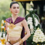 Davika Hoorne Instagram – วันนี้ได้มาไหว้ท้าวศรีสุดาจันทร์ถึงสถานที่จริงรู้สึกถึงพลังของแม่ค่ะขอให้โปรเจ็คนี้ปลอดภัยผ่านไปด้วยดีทุกคนทำงานราบรื่น 🙏🏻❤️ ขอบคุณทุกคนที่ไปด้วยกันขอบคุณพี่ดาว ขอบคุณทุกฝ่ายขอบคุณทีมน้องนางรำขอบคุณพี่ใหญ่และผู้ใหญ่อีกหลายท่านที่ไปร่วมไหว้พร้อมกันนะคะ❤️🙏🏻 ขอบคุณชุดสวยสวยๆจากครูไก่ค่ะ