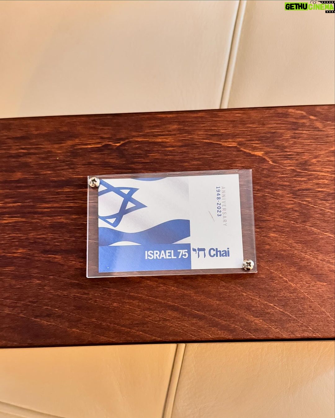 Debra Messing Instagram - @appelboompennen sent a magnificent fountain pen crafted by Leonardo Officina Italiana in honor of Israel’s 75th Birthday(based on the Jewish calendar). It is blue and white, in honor of the Israeli flag. They chose a marbled design “because the blue and white are inseparable, just like the Jewish people and the state of Israel.” The sleeve shows the Star of David with in the center the Chai or the number 75. The dates 1948-2023 (Roman/Latin calendar) and 5708-6783 (Hebrew Calendar). The text “Israel 75 years statehood” both in English and Hebrew. I really am overwhelmed by the beauty of this pen, and the thought and passion that went into its creation. Thank you for honoring Israel’s statehood. Am Yisrael Chai💙 #fountainpen #appelboom #israel #birthday #leonardoofficinaitaliana Addendum— At a time when there are calls for Israel’s annihilation and statements that it should not exist, this was a welcomed statement of support. This is true AND it is also true that there is far too much death and destruction in Gaza, and the war must end. I prayed Hamas would accept the deal offered, but it’s clear they don’t want a ceasefire. But every Jew does. No one celebrates the horrific pain and suffering we are witnessing in Gaza. We simply want Hamas to be prevented from carrying out another massacre (which they have promised). 1000s of terrorists have been killed, and miles of tunnels have been destroyed, along with military bunkers and arsenals. I wish the global community would unite and demand the release of the hostages so this can stop. I truly believed if every person concerned with the innocent people in Gaza would protest for the release of the hostages, the public pressure could bring this all to an end. It’s time to unite.