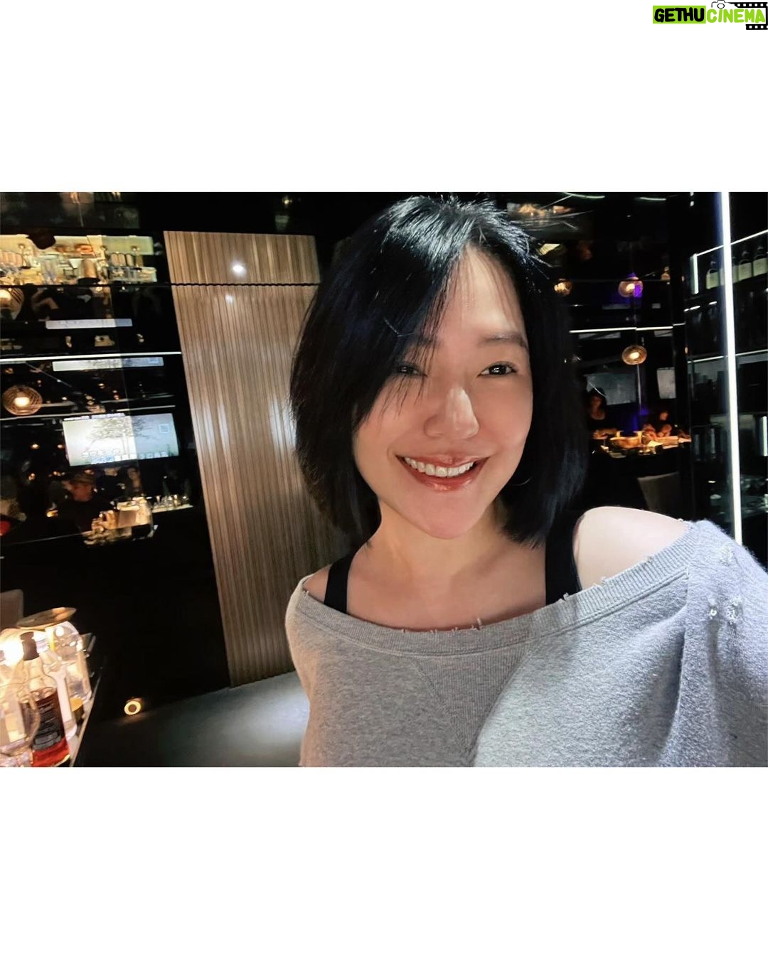 Dee Hsu Instagram - 今天的我是老闆,豪邁大方的老闆!但尾牙,員工最大❤️要讓他們永遠離不開我😏